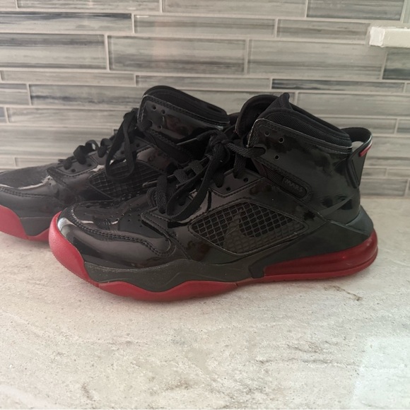 Air Jordan Mars 270 Boys 6Y Black and Red - Picture 2 of 8